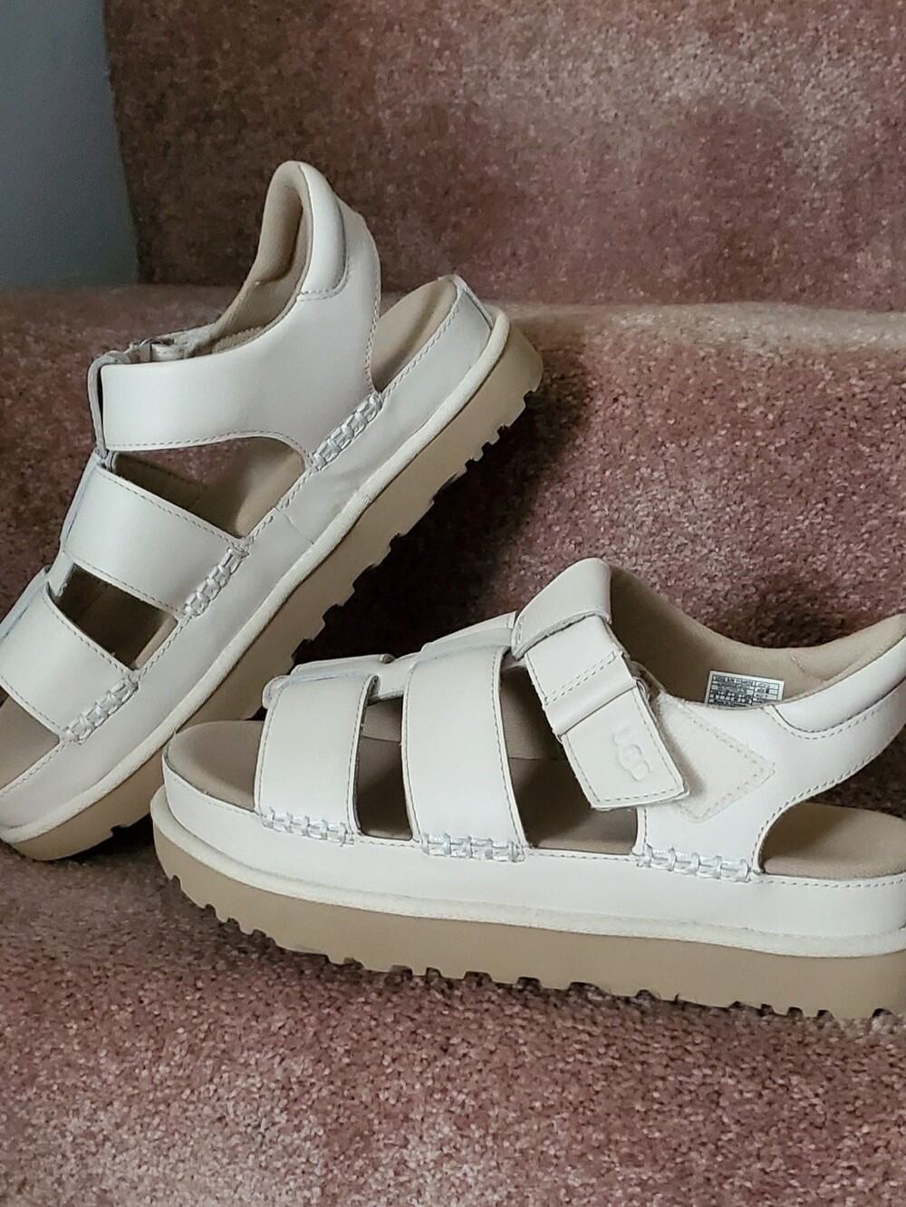 UGG LIKE NEW Sz. 9 Goldenstar Strap Platform Sandal - Picture 2 of 13